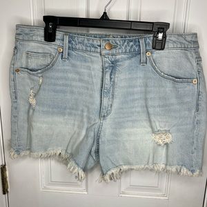 Universal thread high rise, stretchy, frayed, blue jean shorts. Size: 14/32R